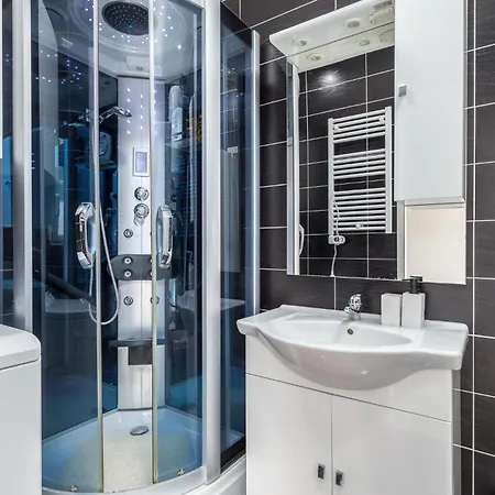 Holiday home Stunning In With Jacuzzi