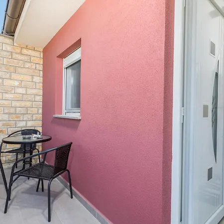 Vikendica Stunning In With Jacuzzi