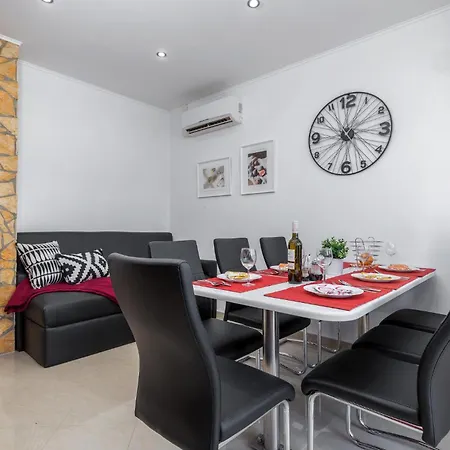 Stunning In With Jacuzzi *