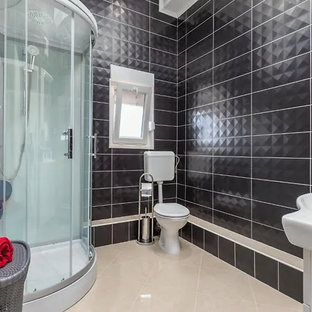 Holiday home Stunning In With Jacuzzi