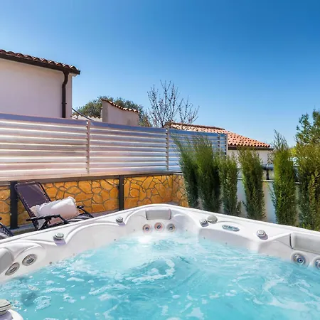 Holiday home Stunning In With Jacuzzi