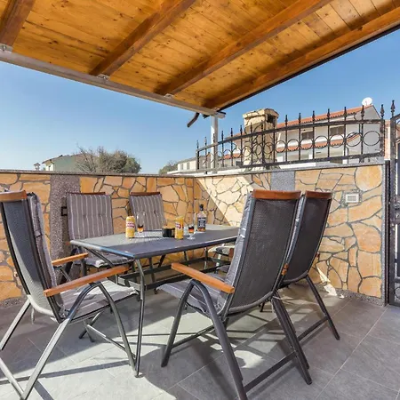 Holiday home Stunning In With Jacuzzi *