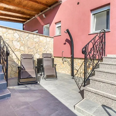 Stunning In With Jacuzzi *