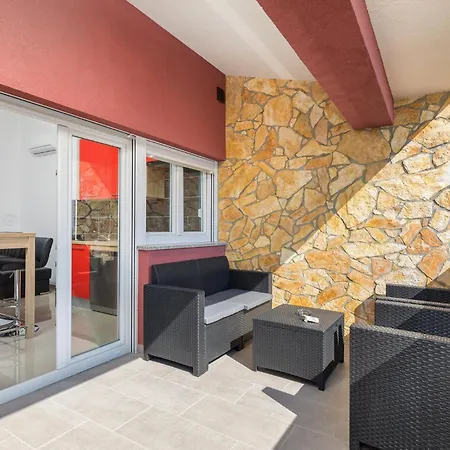 Stunning In With Jacuzzi Holiday home