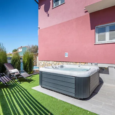 Stunning In With Jacuzzi *