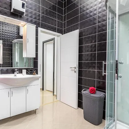 Holiday home Stunning In With Jacuzzi Barbariga