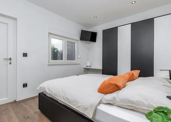 Vikendica Stunning In With Jacuzzi