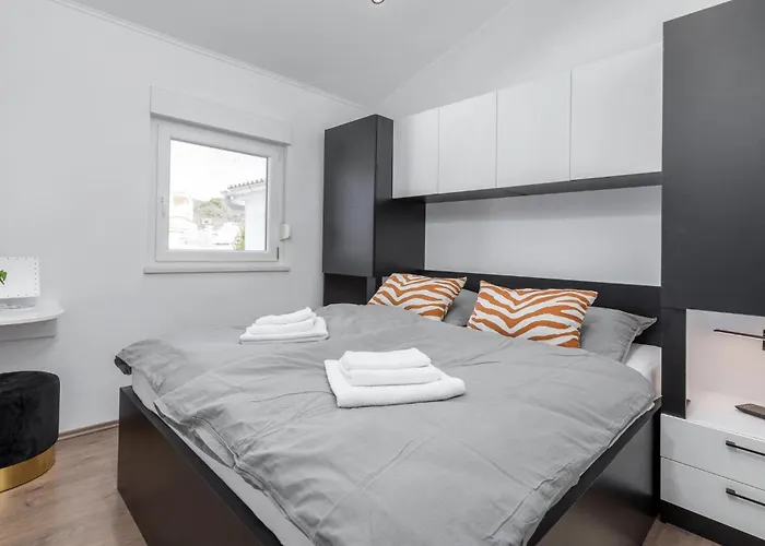 Vikendica Stunning In With Jacuzzi Barbariga