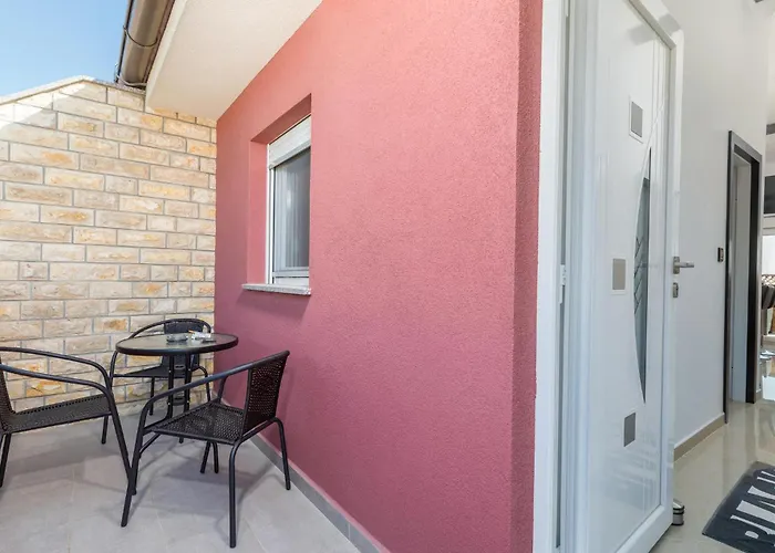 Vikendica Stunning In With Jacuzzi