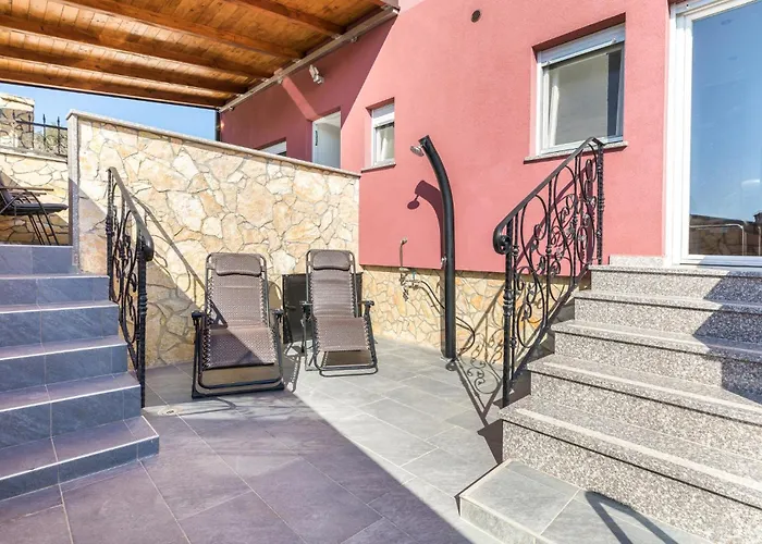 Stunning In With Jacuzzi *