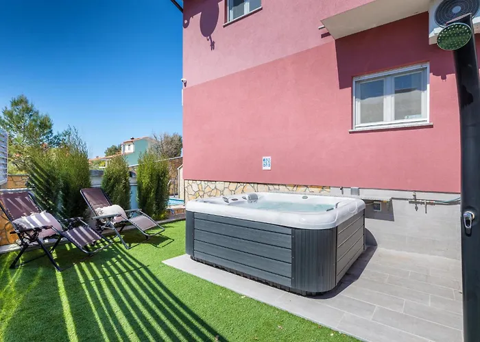 Stunning In With Jacuzzi *