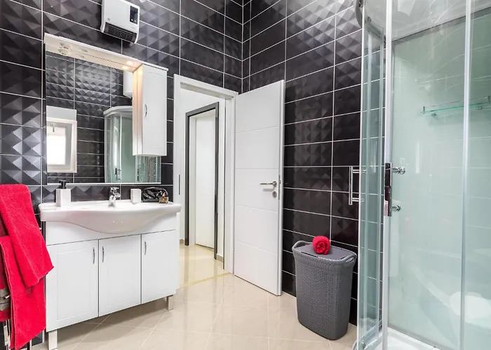 Vikendica Stunning In With Jacuzzi Barbariga